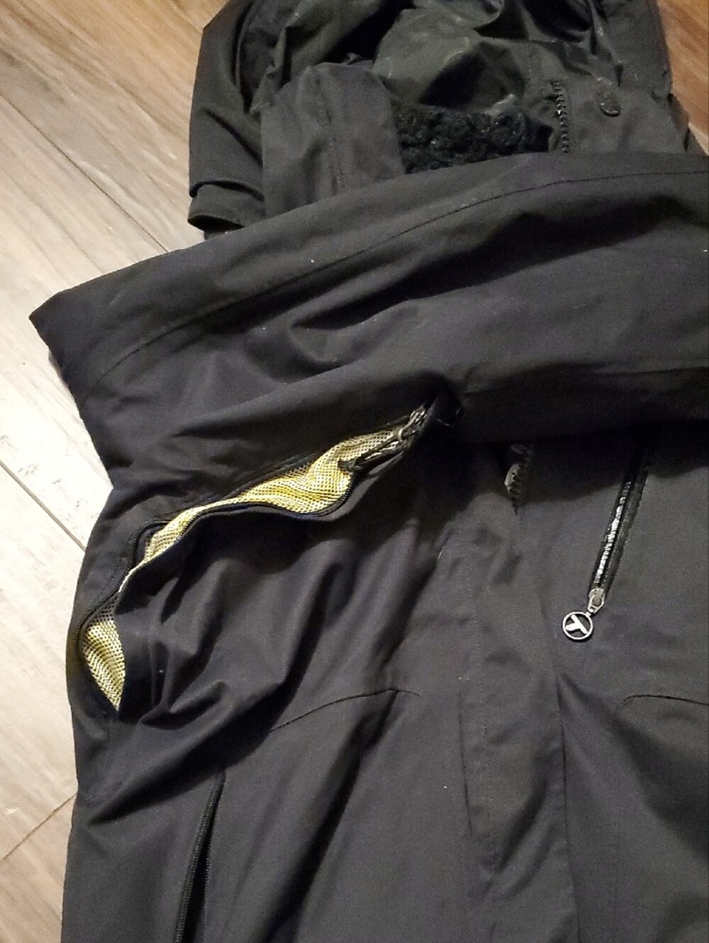 Columbia Vintage Titanium Omni-Tech Black Hooded Ski Jacket with Sleeve Accent - Picture 6 of 16